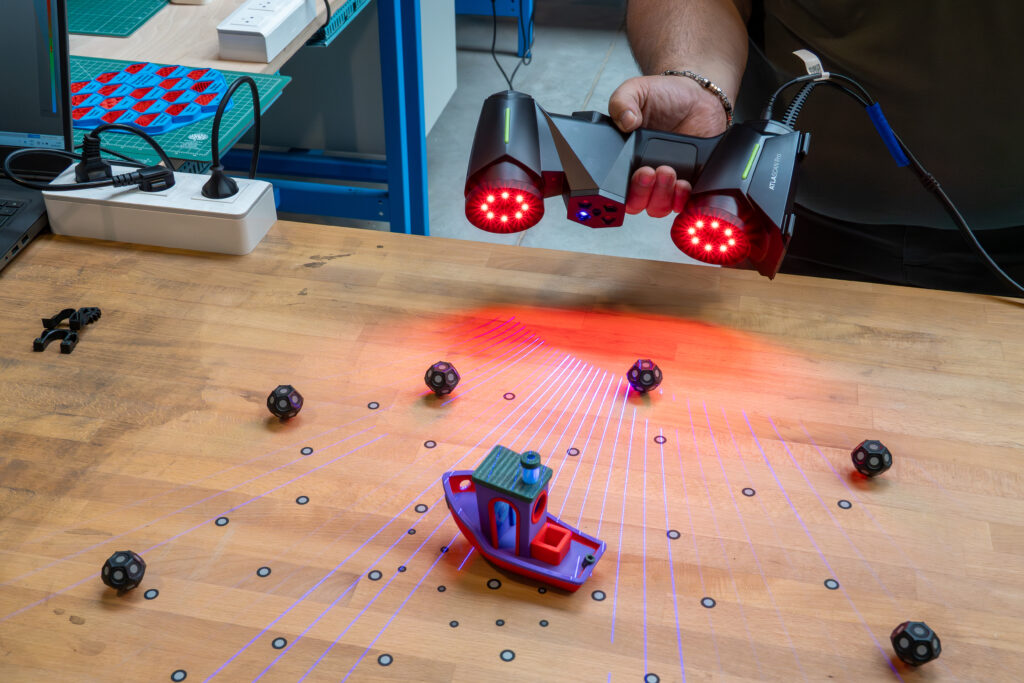 • Ultra-portable et léger, ce scanner laser 3D à main est facile à utiliser et s’adapte parfaitement aux sessions prolongées grâce à ses batteries remplaçables à chaud et son fonctionnement sans-fil
