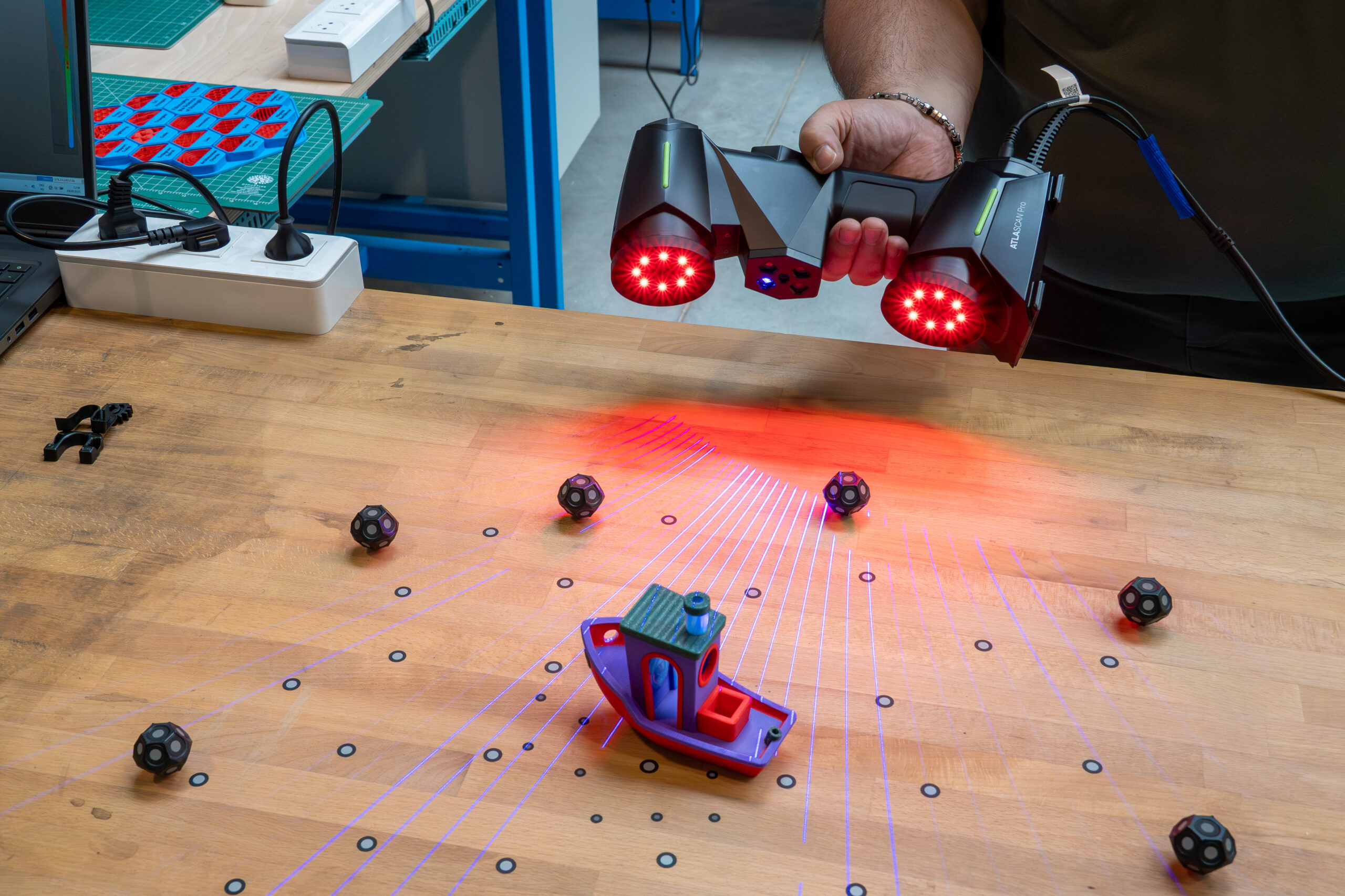 • Ultra-portable et léger, ce scanner laser 3D à main est facile à utiliser et s’adapte parfaitement aux sessions prolongées grâce à ses batteries remplaçables à chaud et son fonctionnement sans-fil